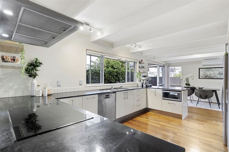 Photo of property in 10 Sanctuary Point, Sunnyhills, Auckland, 2010