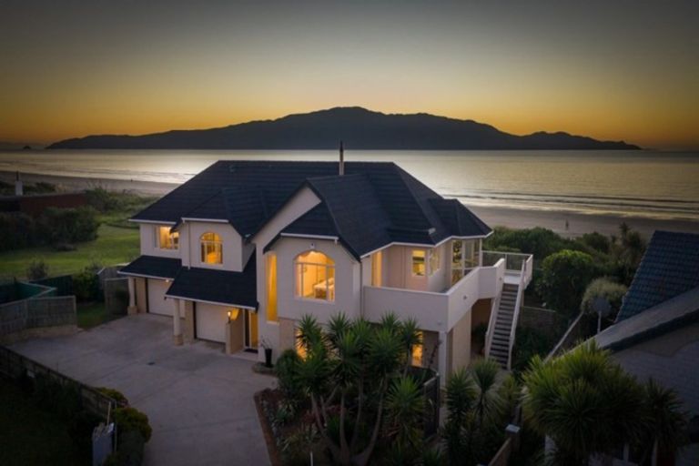 Photo of property in 22 Ara Kuaka, Waikanae Beach, Waikanae, 5036