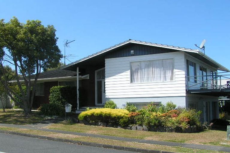 Photo of property in 1 Ravenwood Drive, Forrest Hill, Auckland, 0620
