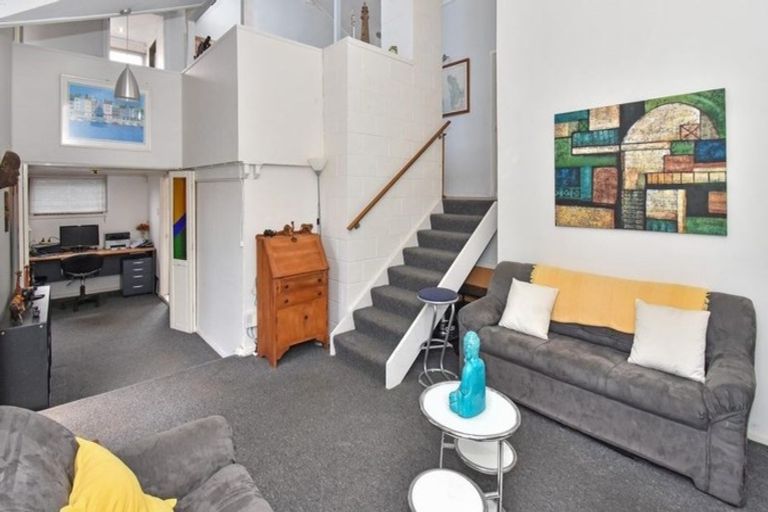 Photo of property in 10 Harford Place, Pakuranga Heights, Auckland, 2010