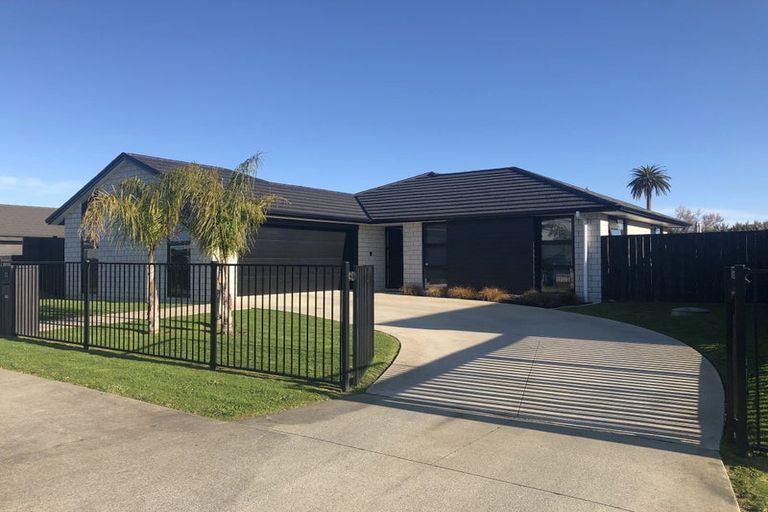 Photo of property in 31 Tahuna Minhinnick Drive, Glenbrook, 2681