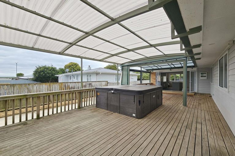 Photo of property in 11 Salas Place, Papakura, 2110