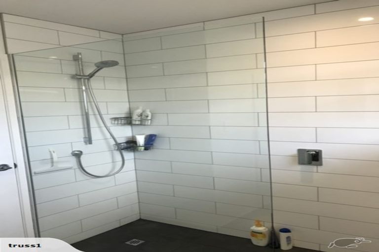 Photo of property in 1/54 Ayton Drive, Totara Vale, Auckland, 0629