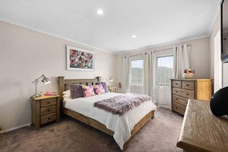 Photo of property in 21 Percy Kinsman Crescent, Riverstone Terraces, Upper Hutt, 5018