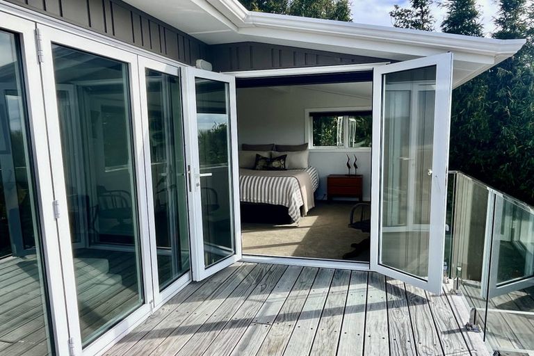 Photo of property in 15 Piha Road, Piha, New Lynn, 0772