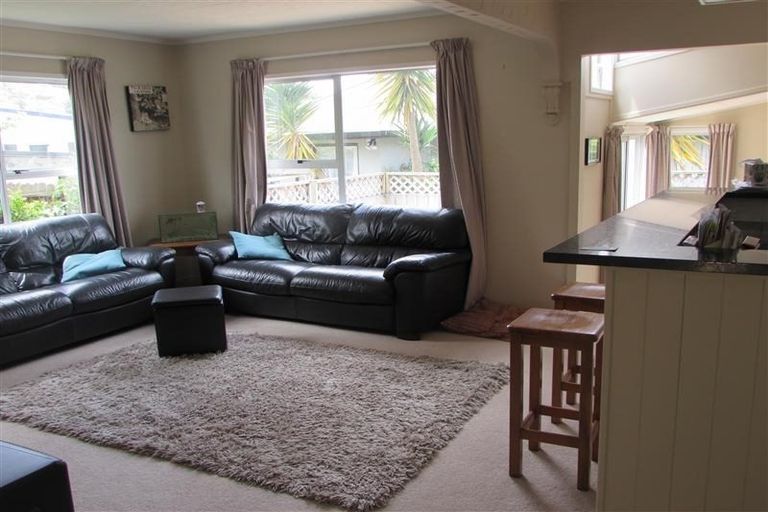 Photo of property in 71 West Harbour Drive, West Harbour, Auckland, 0618