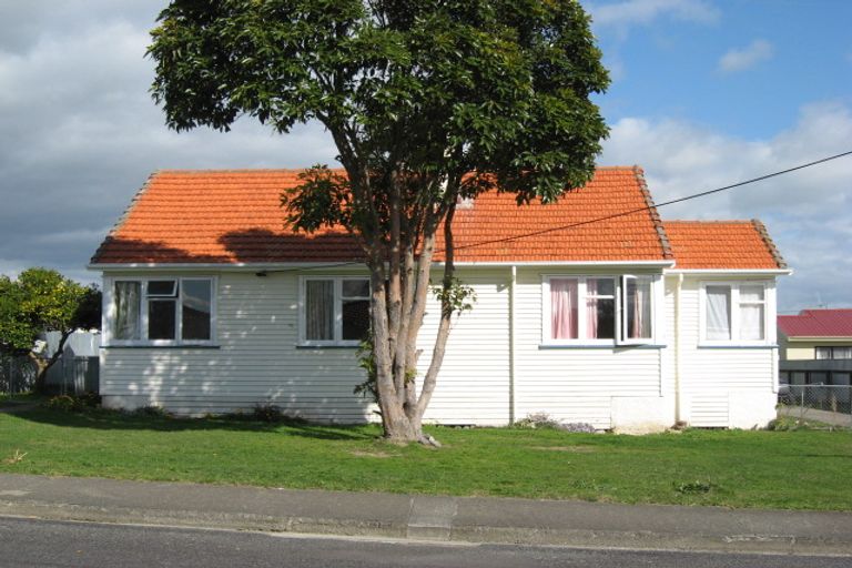 Photo of property in 16 Churchill Street, Waipukurau, 4200