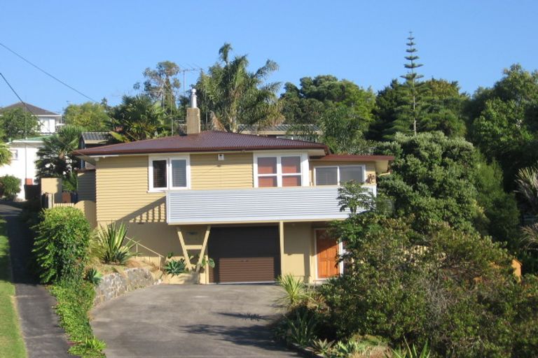 Photo of property in 32 Hogans Road, Glenfield, Auckland, 0629