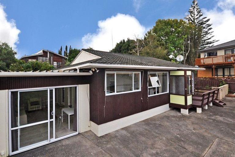 Photo of property in 2/4202a Great North Road, Glendene, Auckland, 0602