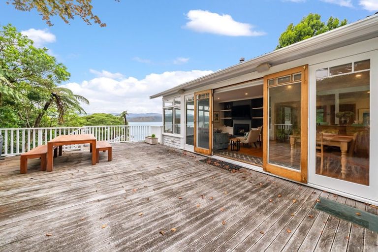Photo of property in 42 Pretoria Road, Karaka Bays, Wellington, 6022