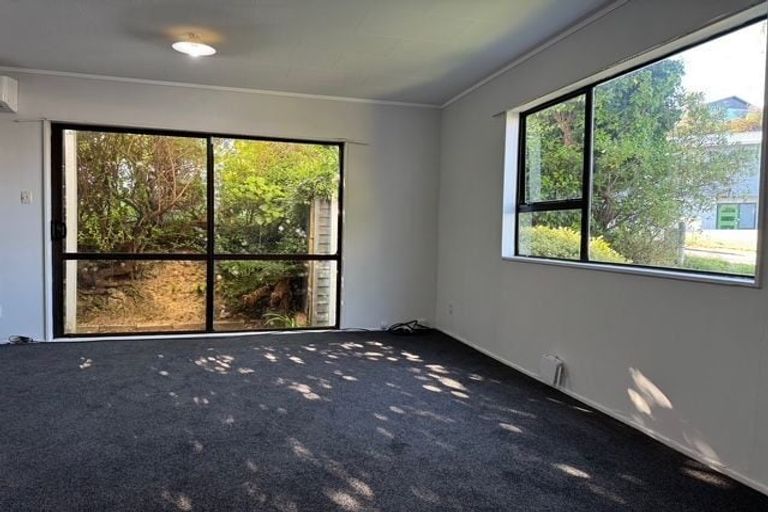Photo of property in 26b Cheltenham Terrace, Newlands, Wellington, 6037