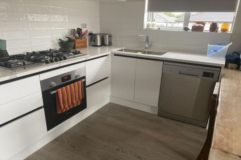 Photo of property in 18 Gilbransen Road, Kumeu, 0810