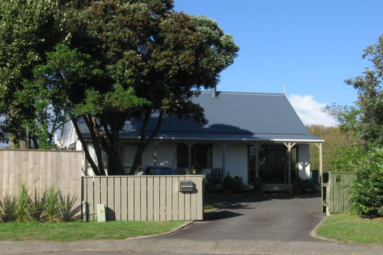 Photo of property in 28 Freyberg Crescent, Waikanae Beach, Waikanae, 5036