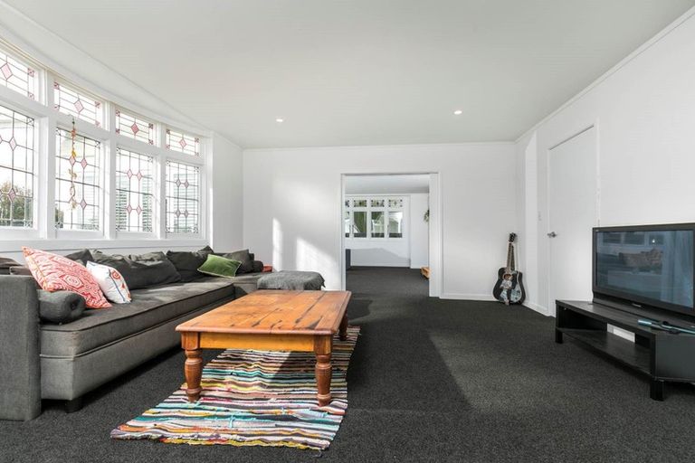 Photo of property in 24 Sulphur Beach Road, Northcote Point, Auckland, 0627