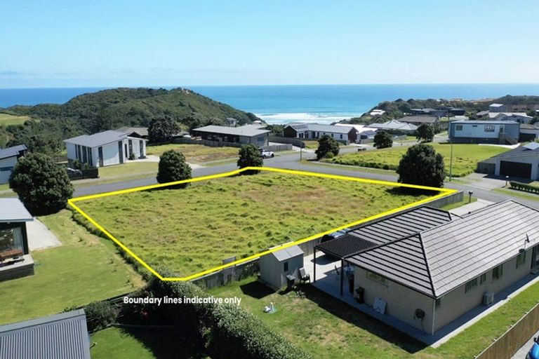 Photo of property in 2 Pipi Place, Baylys Beach, 0377