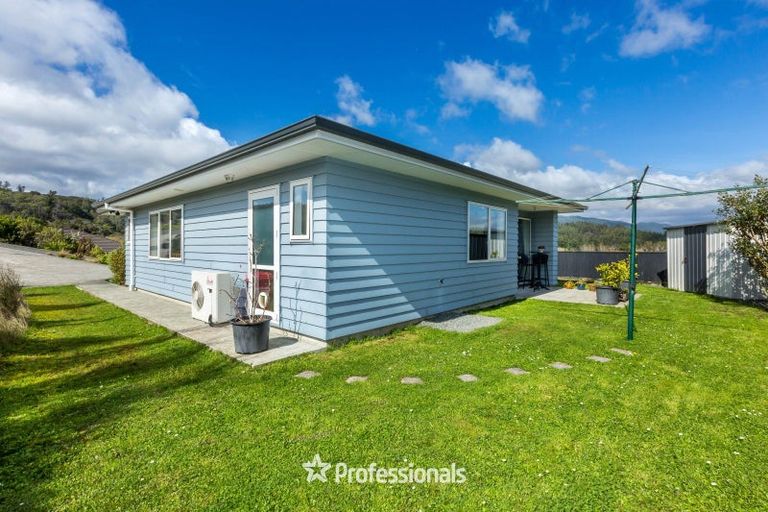 Photo of property in 88 Sunstone Crescent, Timberlea, Upper Hutt, 5018