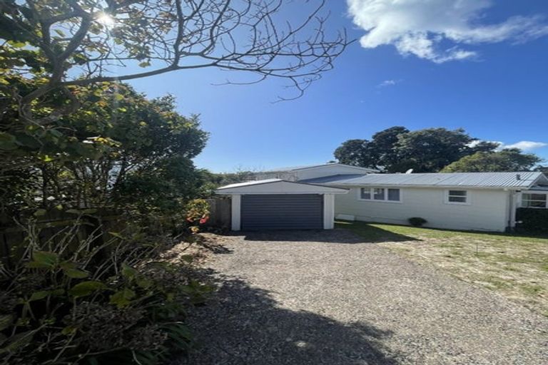 Photo of property in 5 Birdie Place, Red Beach, 0932