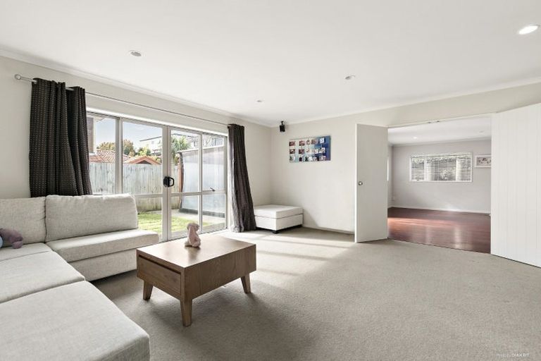 Photo of property in 12 Mulu Place, Fairview Heights, Auckland, 0632