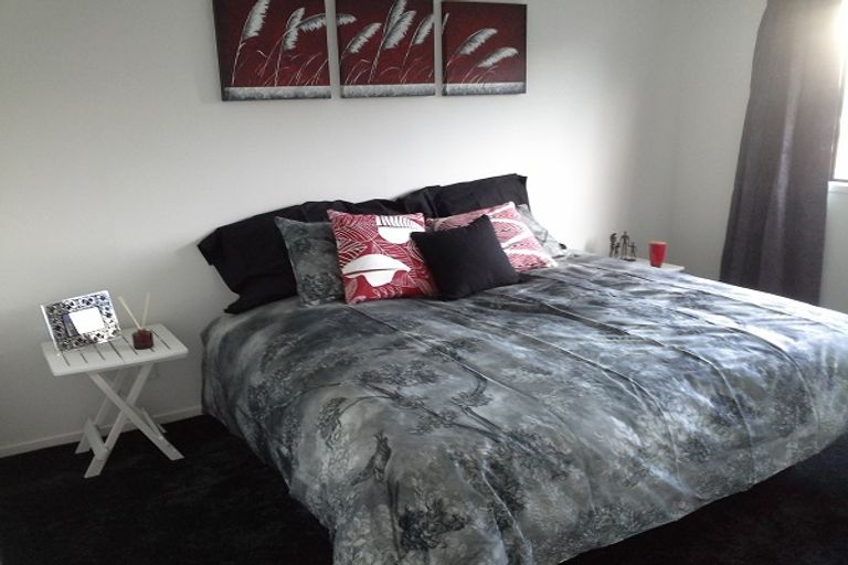 Photo of property in 1/5 Senecio Place, Weymouth, Auckland, 2103