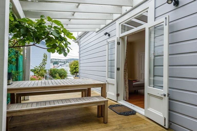 Photo of property in 12 Rixon Grove, Mount Victoria, Wellington, 6011