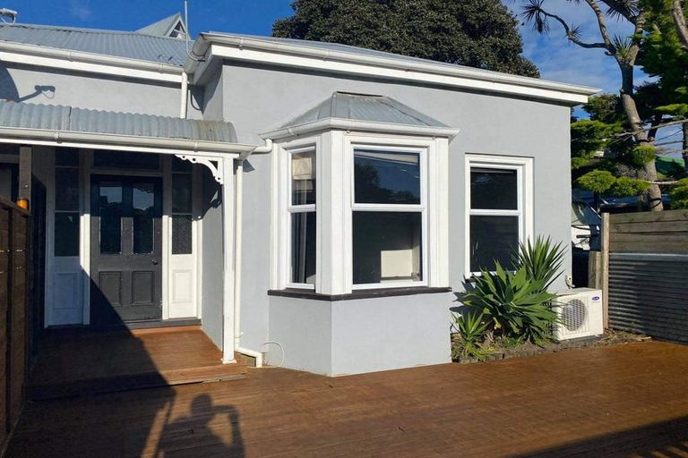 Photo of property in 70 Shakespeare Road, Bluff Hill, Napier, 4110