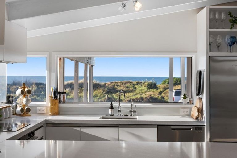 Photo of property in 185 Marine Parade, Mount Maunganui, 3116
