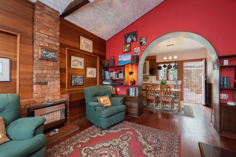 Photo of property in 16 Cave Road, Houghton Bay, Wellington, 6023