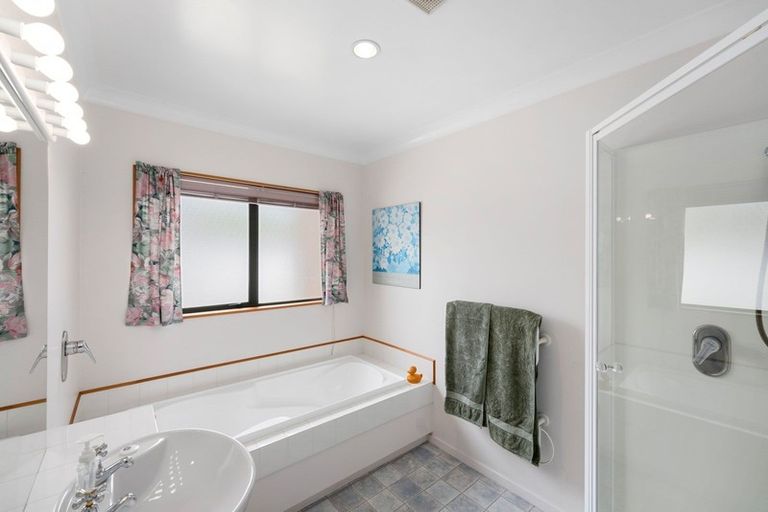 Photo of property in 30 Cranbrook Grove, Waikanae, 5036