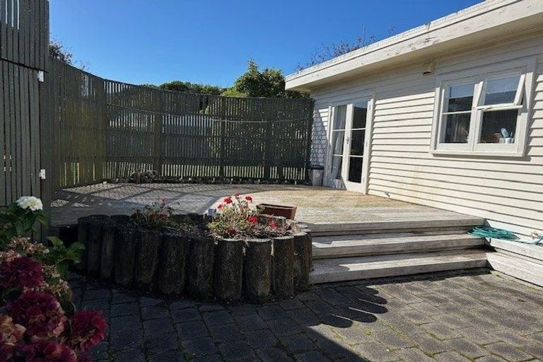 Photo of property in 18 Saulbrey Grove, Woburn, Lower Hutt, 5010