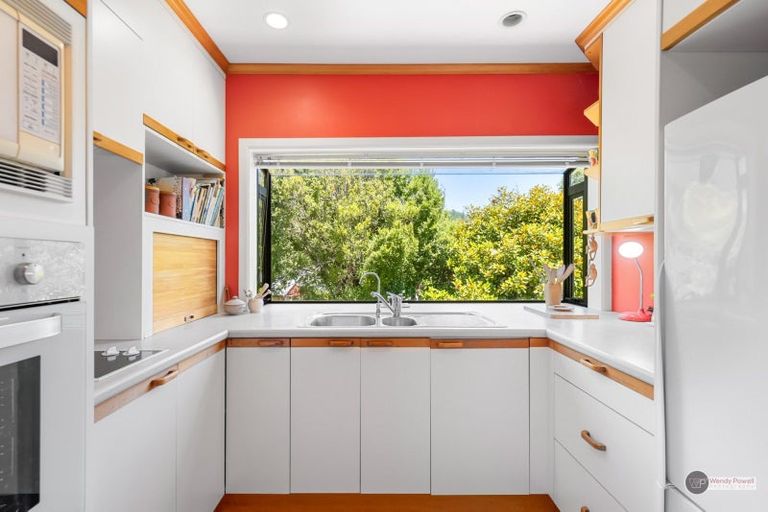 Photo of property in 18 Harewood Grove, Pinehaven, Upper Hutt, 5019