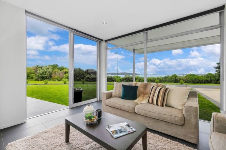 Photo of property in 7 Karemoana Drive, Te Atatu Peninsula, Auckland, 0610