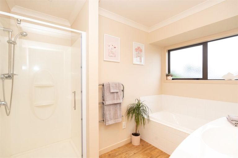 Photo of property in 4 Sharaleigh Place, Grandview Heights, Hamilton, 3200