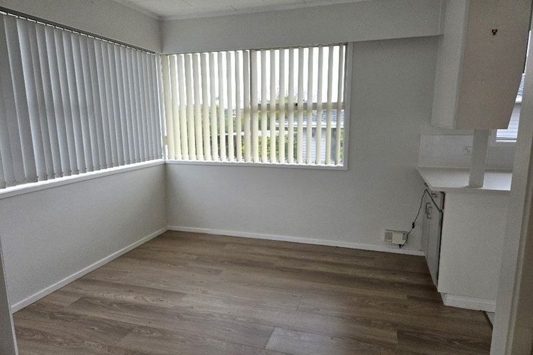 Photo of property in 2/56 Cockayne Crescent, Sunnynook, Auckland, 0620