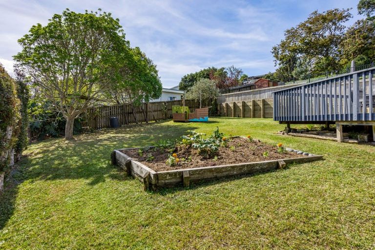 Photo of property in 11 Gatman Street, Birkdale, Auckland, 0626