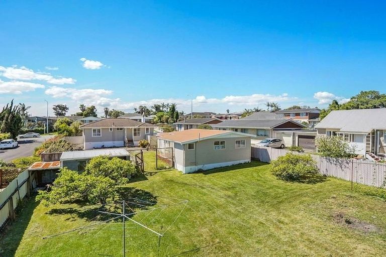 Photo of property in 235 Edmonton Road, Te Atatu South, Auckland, 0610