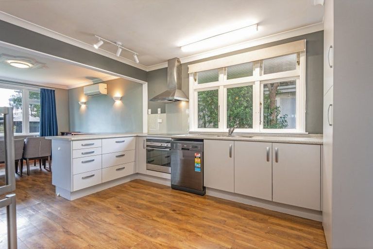 Photo of property in 8 Winston Avenue, Hokowhitu, Palmerston North, 4410