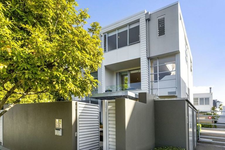 Photo of property in 2/4 Campbell Road, Takapuna, Auckland, 0622