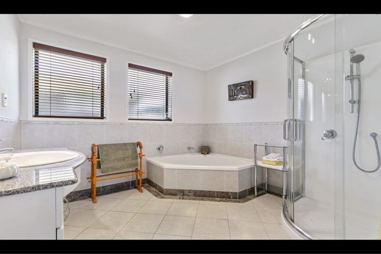 Photo of property in 19 Gwenand Place, Botany Downs, Auckland, 2010