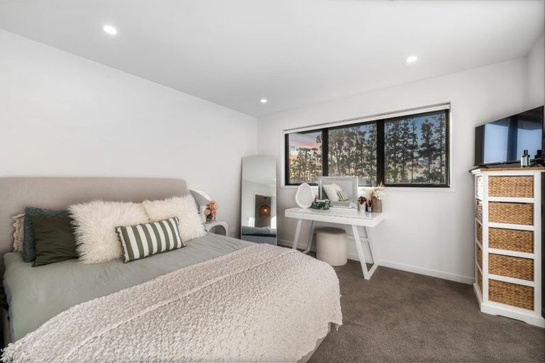 Photo of property in 3/111 Hobsonville Road, West Harbour, Auckland, 0618
