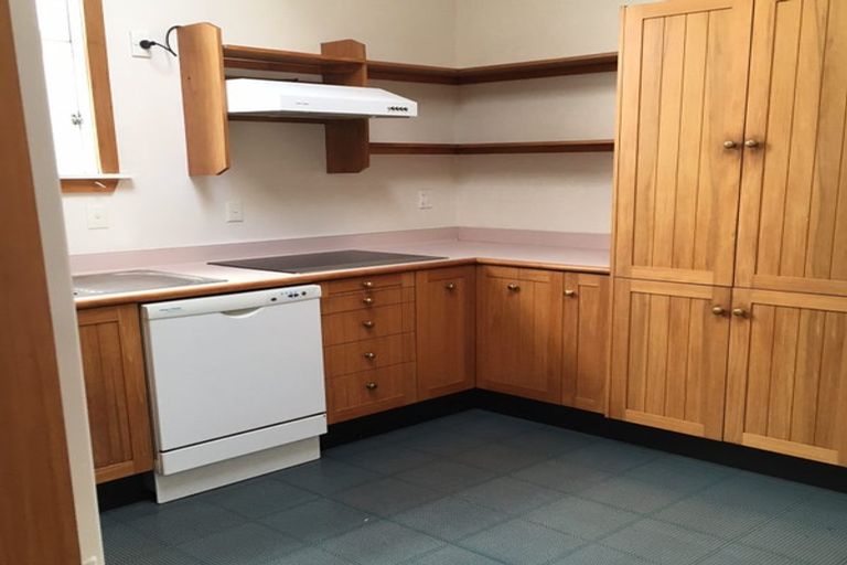 Photo of property in 82 Oriental Parade, Oriental Bay, Wellington, 6011