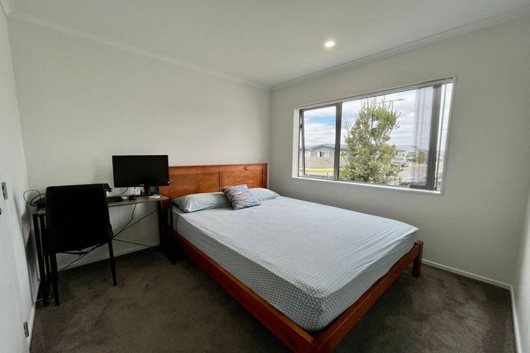 Photo of property in 16 Whareatua Avenue, Takanini, 2112