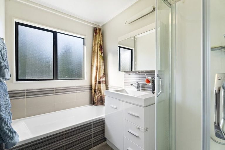 Photo of property in 10 Randal Place, Bayview, Auckland, 0629