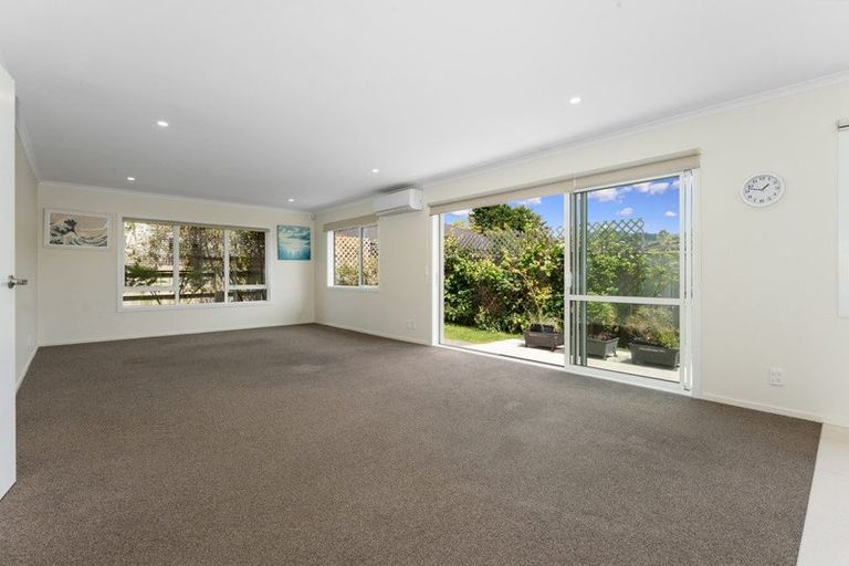 Photo of property in 15 Resolution Drive, Whitby, Porirua, 5024