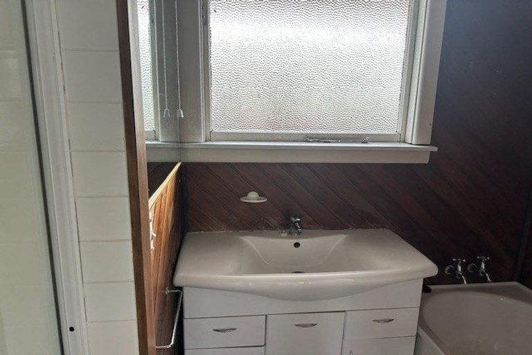 Photo of property in 90 Frensham Crescent, Woolston, Christchurch, 8062