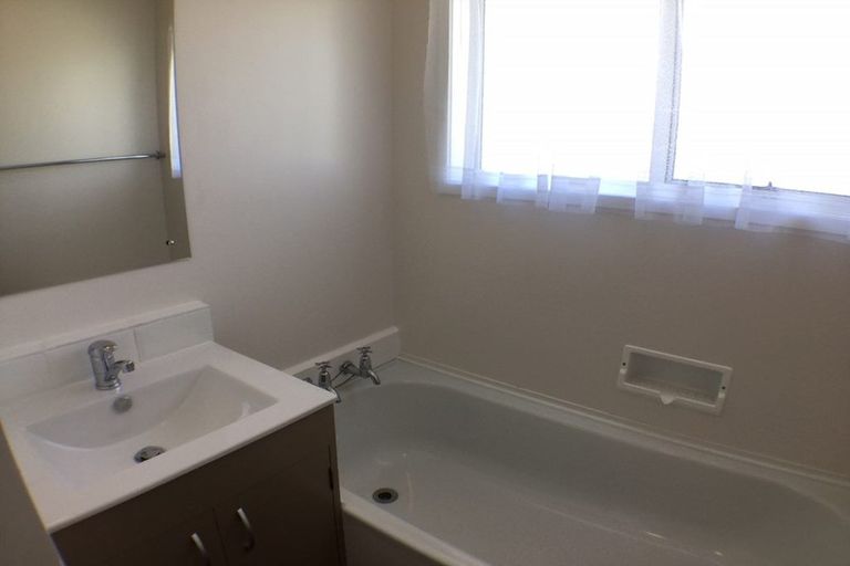 Photo of property in 2/27 Mannering Place, Hillcrest, Auckland, 0627