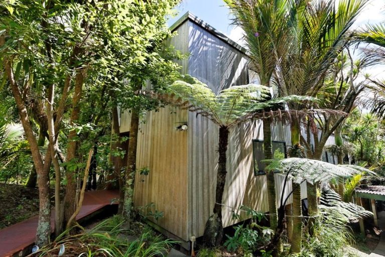 Photo of property in 15 Rayner Road, Piha, 0772