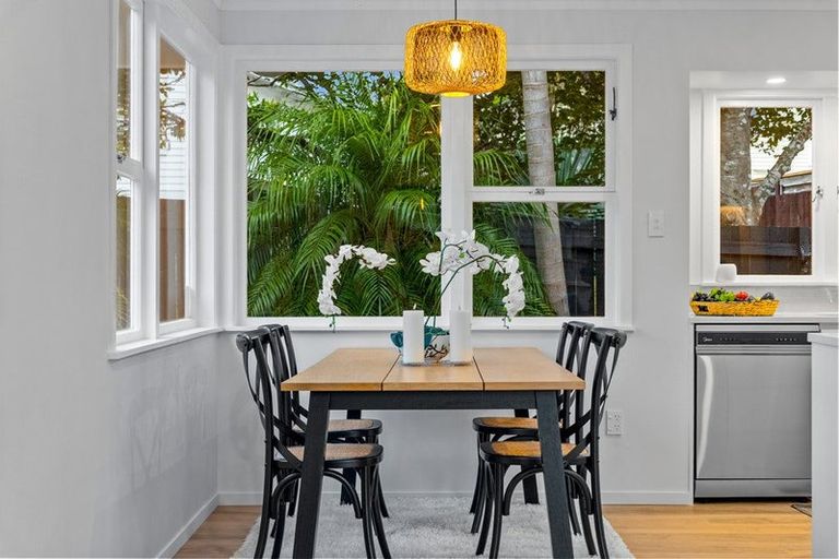 Photo of property in 21 Lantana Road, Green Bay, Auckland, 0604