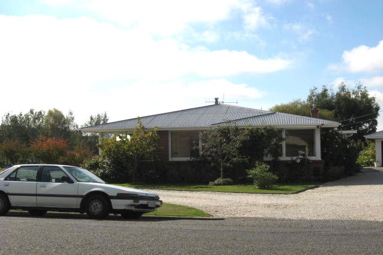 Photo of property in 77 Timaru Road, Waimate, 7924