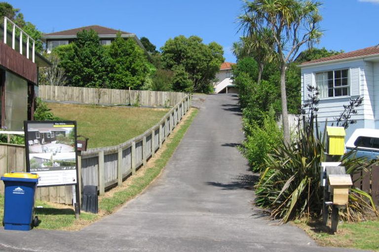 Photo of property in 2/23 Santiago Crescent, Unsworth Heights, Auckland, 0632