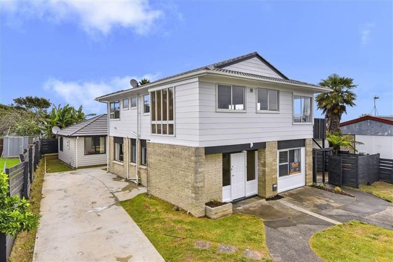 Photo of property in 4 Kopara Place, Clendon Park, Auckland, 2103